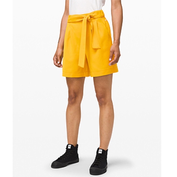 Lululemon Noir Short 5.5" Wrinkle-free Shorts - Picture 1 of 6